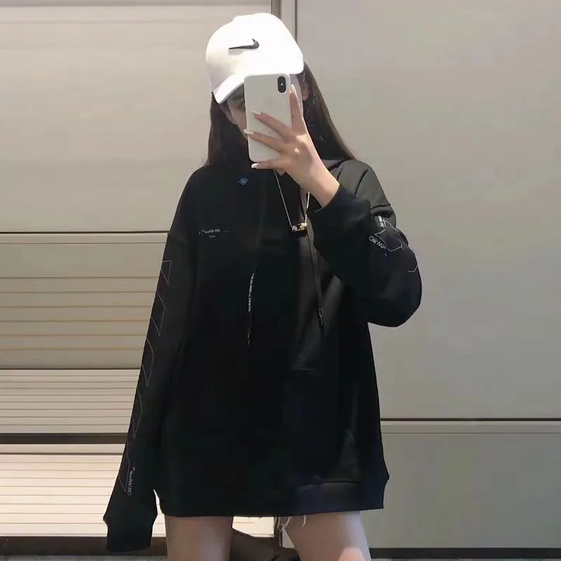 ♻️💯Upper body reference model picture❤️ Top tested version OFFWHITE OW damaged and incomplete sketch hooded men and women couples same style pure cotton loose pullover round neck sweatshirt This printing has a reflective effect, not ordinary offset printing, everyone must know this, don’t waste money and buy the wrong version. It doesn't exist in my house, so you can place your order with confidence. The printing uses imported 3M reflective powder, mixed with transparent glue. It is made from stencil technology and glue scraping. The glue ratio has been tested repeatedly to ensure the firmness of the printing and the 3M reflective effect. You get what you pay for. The fabric is made of 420g heavy terry material, which is thick but not bulky and has a full drape. Version OS code number XS-L size chart